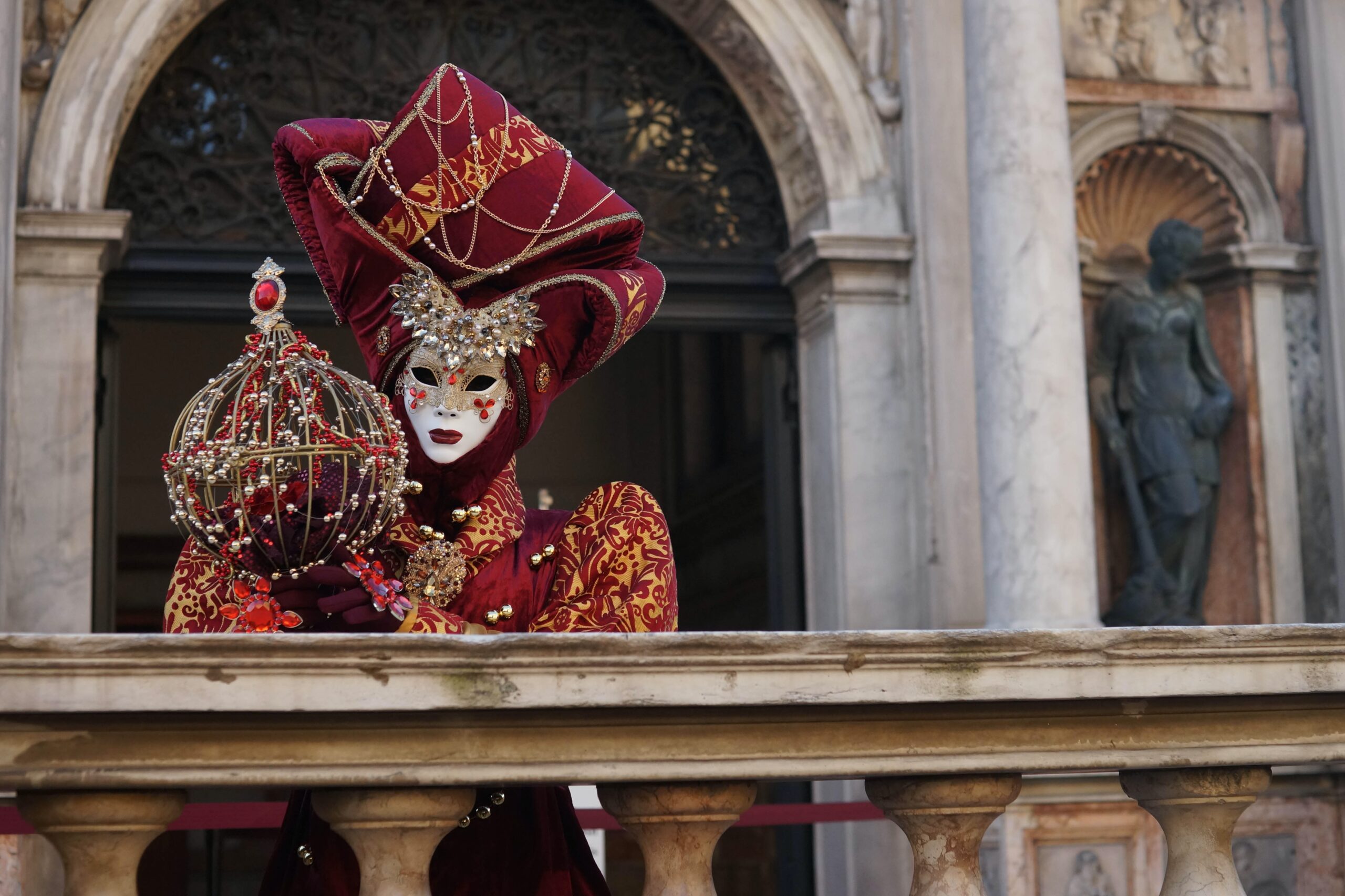 Filare di carnevale con maschere e stelle filanti - Italtrading